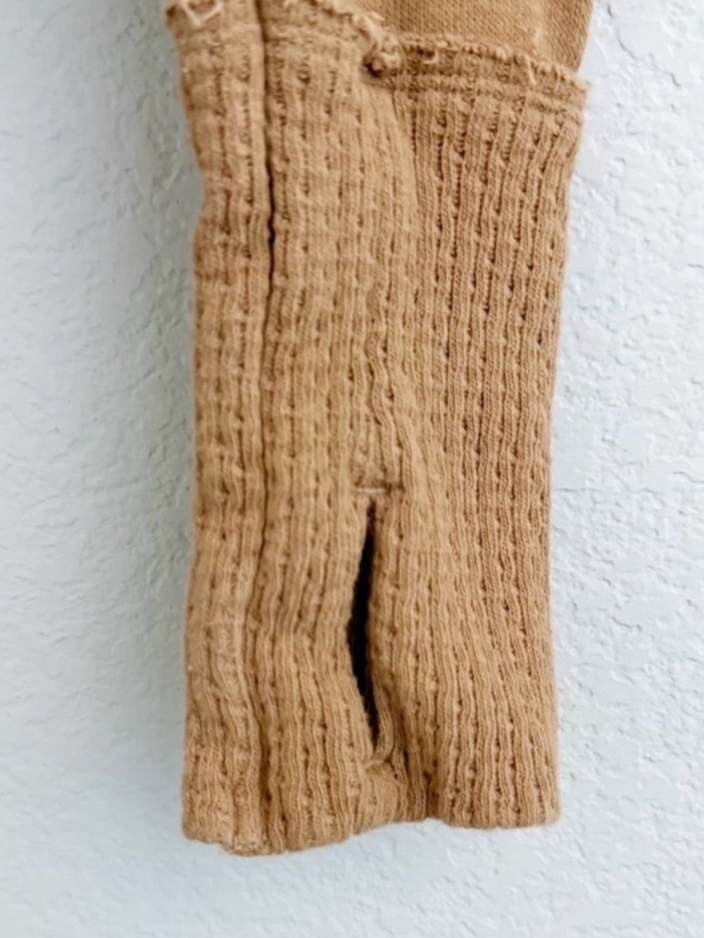 Free People ~ Dark Tan ~ Long Sleeved ~ Comfy ~ Top ~ w/ Thumb Holes - Picture 6 of 9